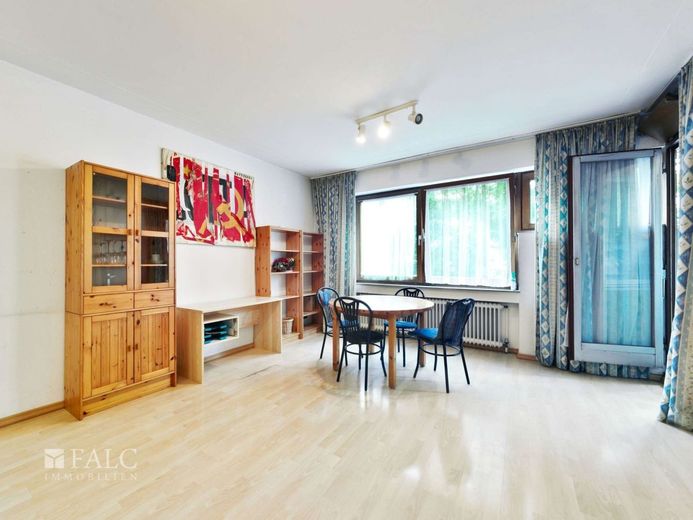 Bezugsfrei: Helles City-Apartment mit Balkon, EBK &amp; Aufzug in Top-Lage – Wohnzimmer