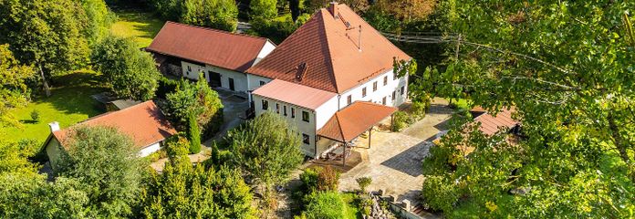 Einmalig, prov.frei ! Wohn-/lifestyle Anwesen, 3 WE, ca. 480m² Wfl., 800m² Lagerfl., 7000 m² Grund – Das Anwesen - Vogelperspektive