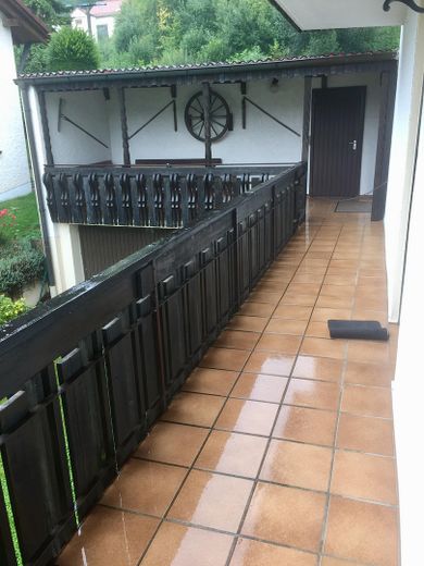Günstige 4,5-Zimmer-Wohnung mit Balkon, Garten und Wärmepumpe in Obereichstätt zu vermieten – Balkon West