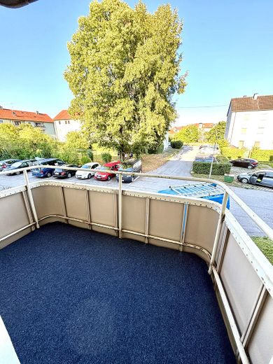 Gepflegte 3-Zimmer-Wohnung mit Balkon, Keller & Stellplatz – zentral in Freilassing – Balkon