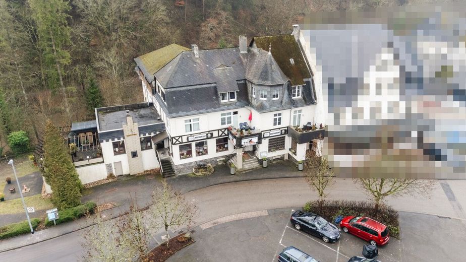 Wohn- und Geschäftshaus in Altwied: 8 Wohnungen, Gewerbe und viel Entwicklungspotenzial – Blick von oben Gesamtgebäude