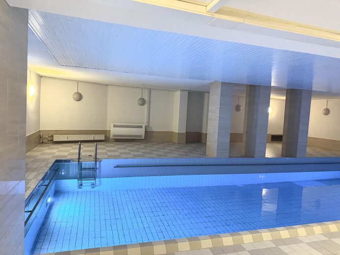 SCHWABING-WEST HELLE, MODERNISIERTE 2-ZIMMER-WOHNUNG MIT LOGGIA, SCHWIMMBAD UND GROSSER DACHTERRASSE – Gemeinschaftsschwimmbad
