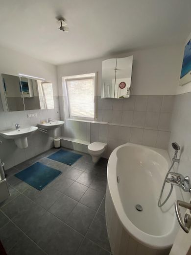 Splendida casa bifamiliare con vista libera fino alle Prealpi   *senza commissioni* – OG Bad Badewanne
