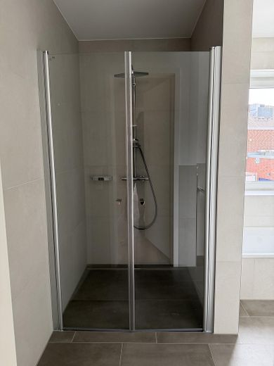 Komfortwohnen im Neubau mit Aufzug, Tiefgarage und Kühlung – Dusche Elternbadezimmer 