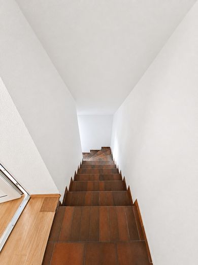 EERSTE BEWONING NA RENOVATIE AAN DE MAIN | Twee bijzondere woningen met aparte ingangen – Treppenaufgang 2