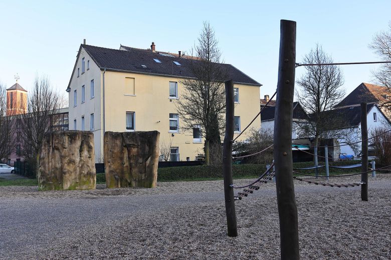 Spielplatz hinter dem Haus