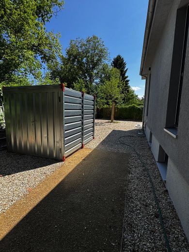 Lichtdurchflutetes Haus mit Garten – Geräteschuppen im Osten