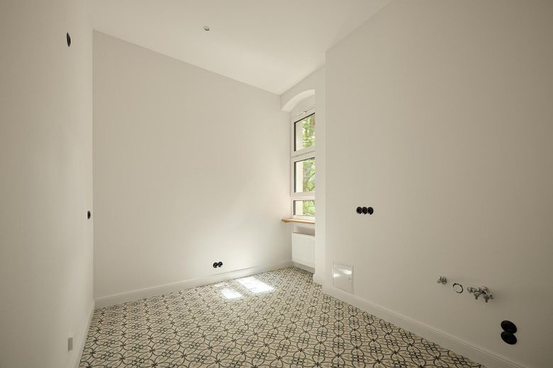 Friedenau: Vivienda antigua de 3 habitaciones para primera ocupación con balcón, ducha y bañera exenta, sin comisión – Die Küche