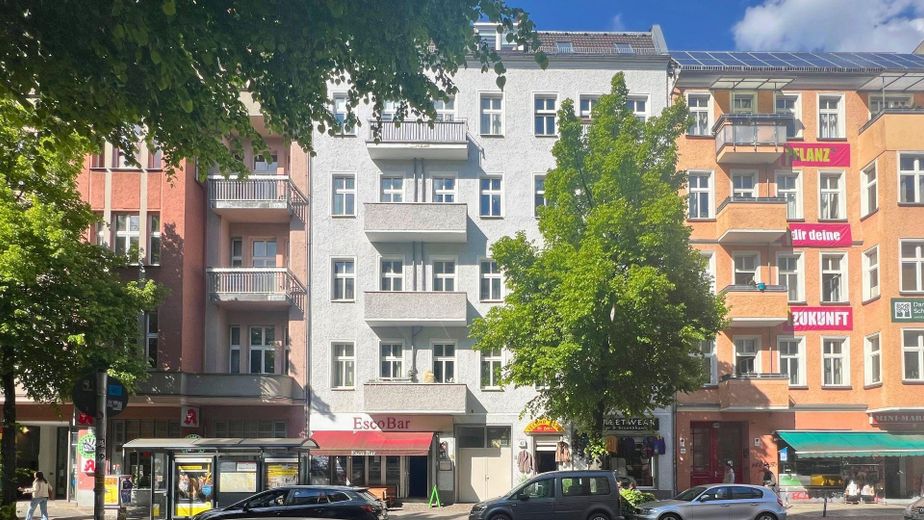 Helle möblierte 1-Zimmer-Wohnung mit Balkon im Herzen von Friedrichshain – Hausansicht