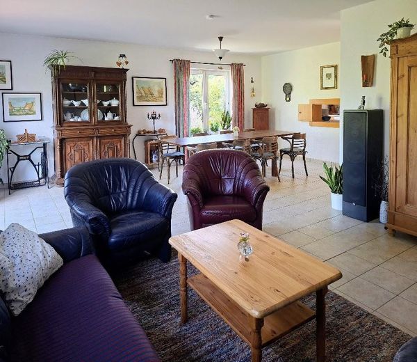Merkezi ve sakin konumda geniş müstakil ev – Wohn-/ Esszimmer im EG