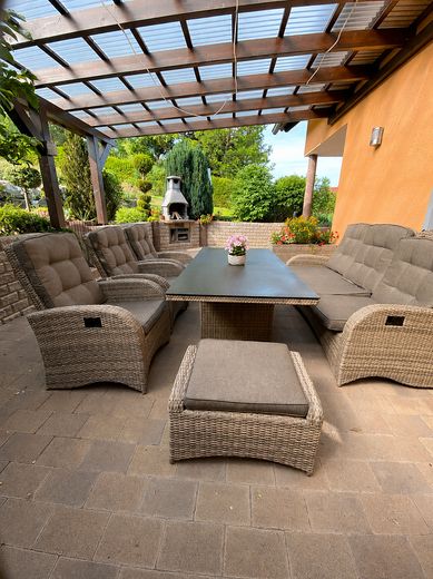 Einfamilienhaus mit Pool und großem Garten – überdachte Terrasse
