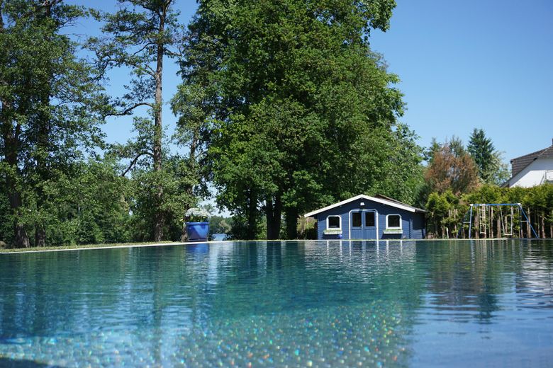 Pool mit Blick zum See