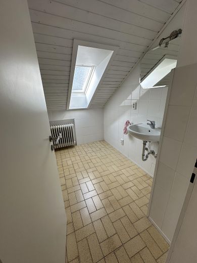 Renovierte Erdgeschoss- und Dachgeschosswohnung mit toller Aussicht zu vermieten – Wohnung Dachgeschoss