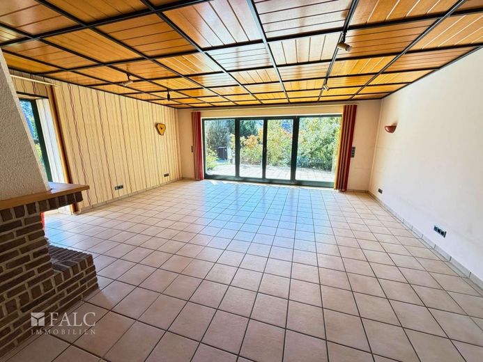 Großzügiges Einfamilienhaus auf privatem Grundstück (Teilverkauf des Grundstückes möglich) – Wohnzimmer