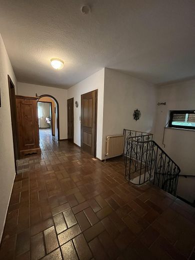 Flurbereich mit Treppe Keller