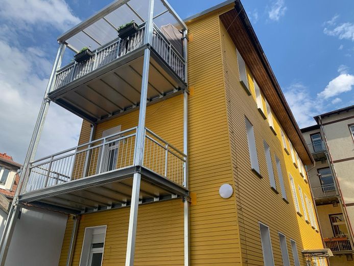 Voll möbliertes 1-Zimmer Apartment in Stendal City mit EBK und Balkonterrasse am Krankenhaus – Blick v. Innenhof zum Balkon