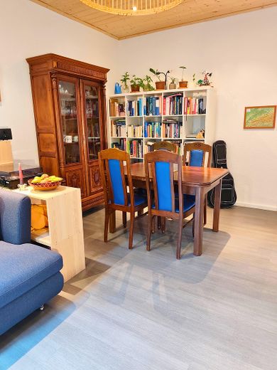 Wohnen in Bestlage: Stilvolle Doppelhaushälfte in der BASF-Kolonie – Wohnungszimmer EG