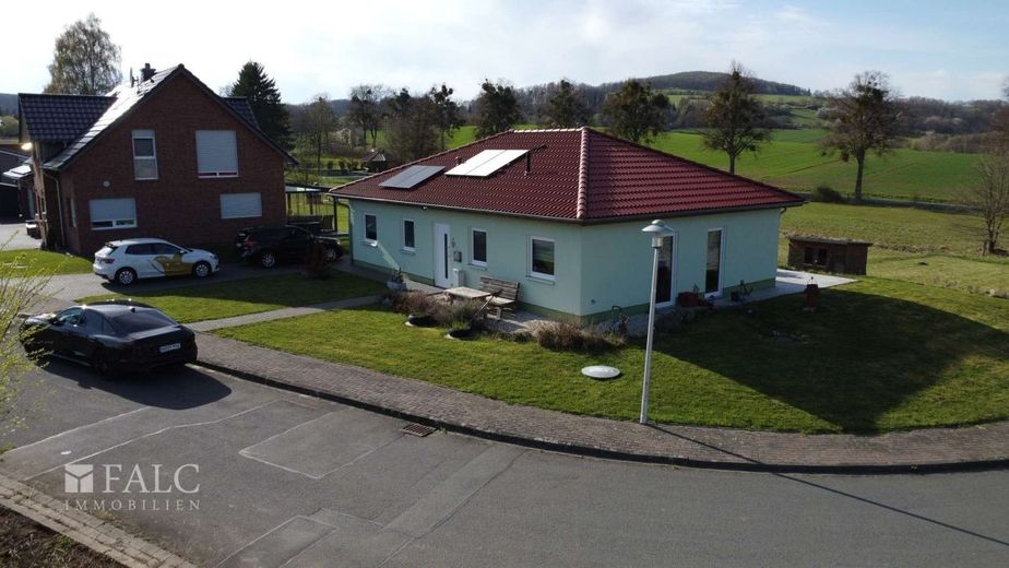 RESERVIERT***Atzenhausen - Wohnen auf einer Ebene: Neuwertiger Bungalow auf üppigem Grundstück*** – Außenansicht