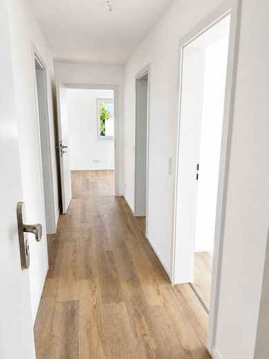 Komfort in Schwandorf: 3-Zimmerwohnung mit Balkon und 2 Bädern in frisch saniertem Quartier – Flur