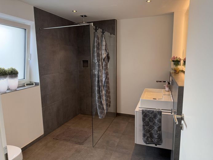 Apartamento de 3 habitaciones como nuevo (año de construcción 2021) con balcón de 15 m², aire acondicionado y plaza de garaje subterráneo – Badezimmer mit Walk-In-Dusche