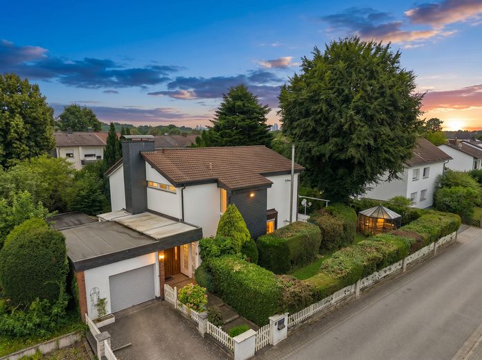 Großzügiges Wohnen auf über 280 m² Gesamtfläche – 611 m² Grundstück in begehrter Lage – Außenansicht