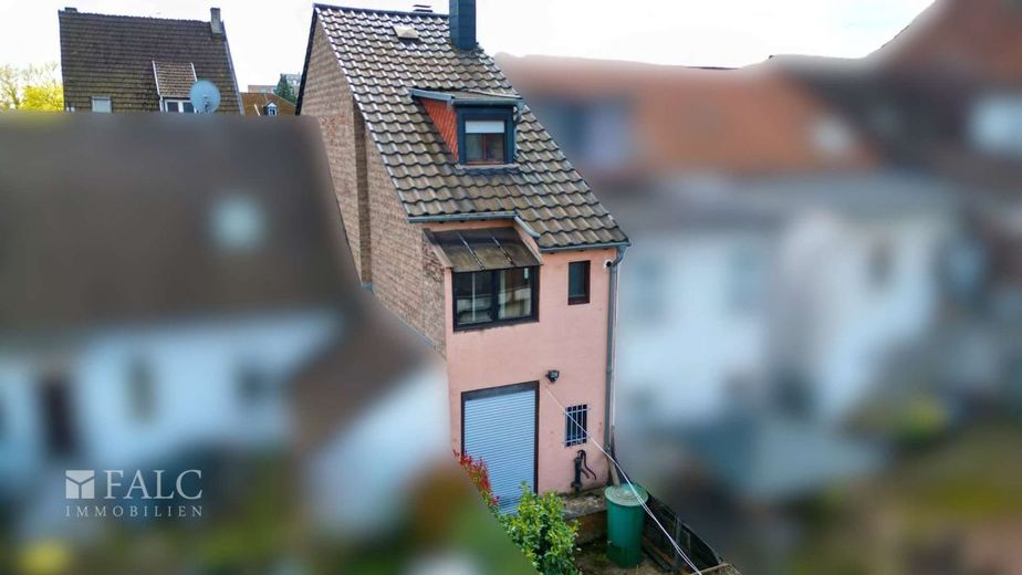 Charmantes Reihenmittelhaus mit Garten in zentraler Lage – Außenansicht