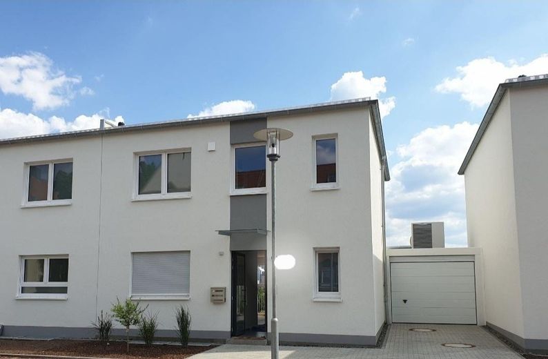 Schönes Zuhause mit viel Platz und schönem Ausblick in Innenstadtnähe von Kaiserslautern – Hausansicht/Eingang/Garage