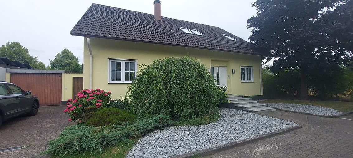 Geräumiges und modernisiertes 8-Zimmer-Einfamilienhaus mit geh. Innenausstattung in bester Lage – Vorderansicht
