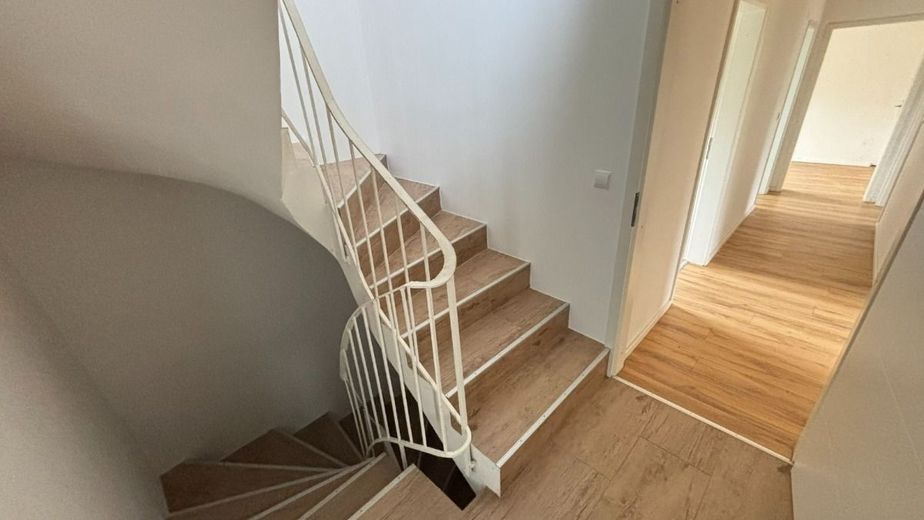 1-Familienwohnhaus in ruhiger Wohnlage – Treppenhaus - www.immobilien-heise.de