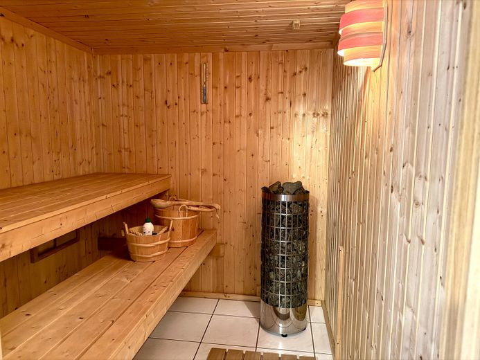 225 qm Familienglück auf 2 Ebenen + Toller Garten, Sauna & Kamin – Sauna 