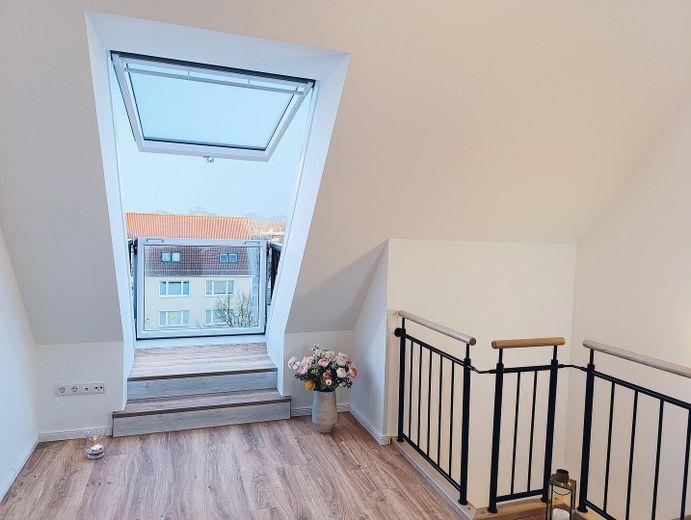 Dachgeschoß-Maisonette-Wohnung 44 qm am Tilsiter Platz in Kiel-Ellerbek – Fensterbalkon Schlafebene 