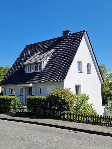 Nachhaltig und modern wohnen – einfach Einziehen. Weitblick am Südhang – Strassenansicht