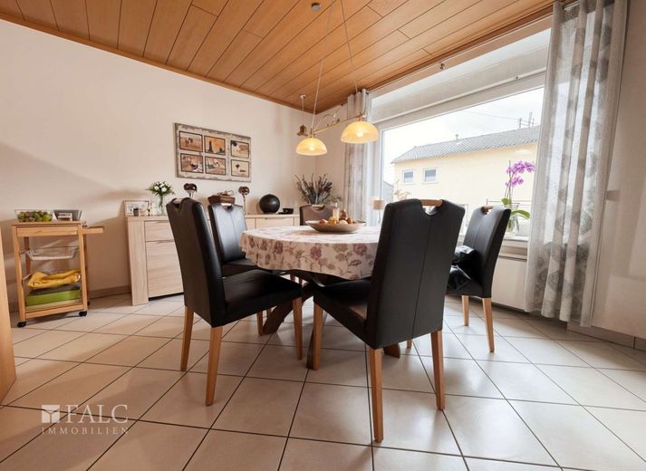 Einfamilienhaus auf 927 m² Grundstück - modernisiert, energieeffizient und familienfreundlich – Esszimmer