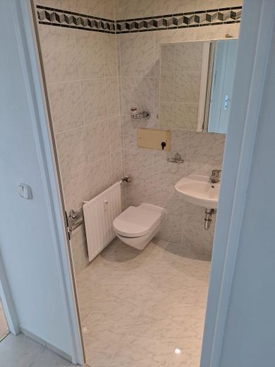 Zentrumsnahe, teilsanierte, renovierte 2-Zimmer-Wohnung mit Balkon, Duplexgarage in Berg am Laim – Bad