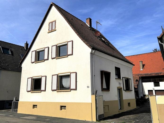 Haus vorne, mit Hof-Einfahrt 