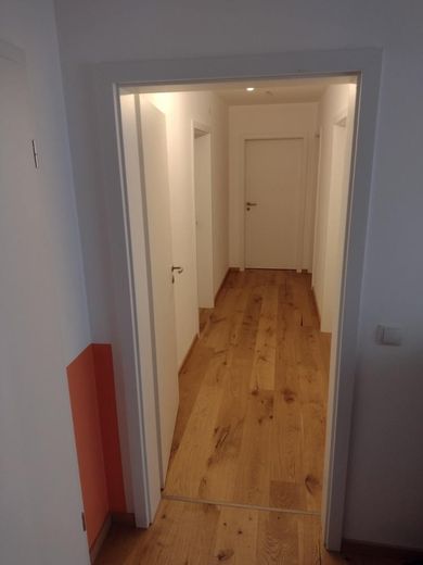 Familienfreundlicher Bungalow mit modernisiertem Wohnbereich und viel Platz im Untergeschoss – Flur zu Schlafräumen und Bad