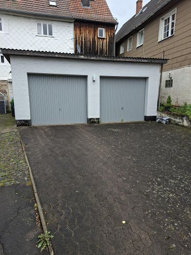 Encantadora casa de entramado de madera con patio interior, dos garajes y mucho potencial – Garagen