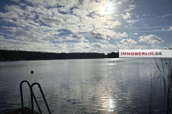 IMMOBERLIN.DE - Traumhaftes Wassergrundstück mit Wochenendbungalow & Boot in herrlicher Naturlage