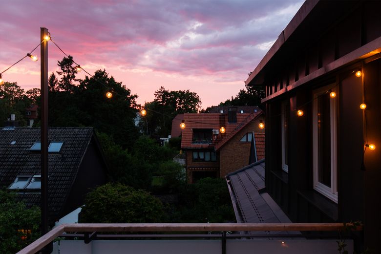 Wohnen + Kapitalanlage: Top gepflegtes, aufwendig saniertes 30er-Jahre-Haus in 1A-Lage Zehlendorf – … und auf dem Abendhimmel