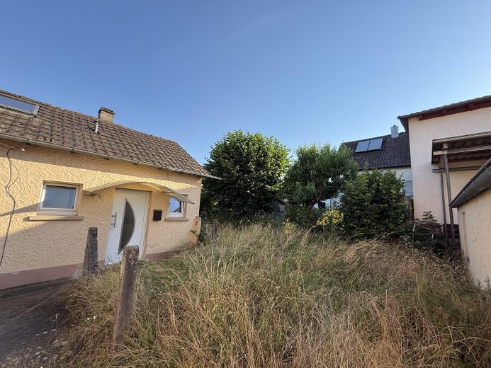 Kleines Wohnhaus mit Garten und großer Doppelgarage – Foto 7