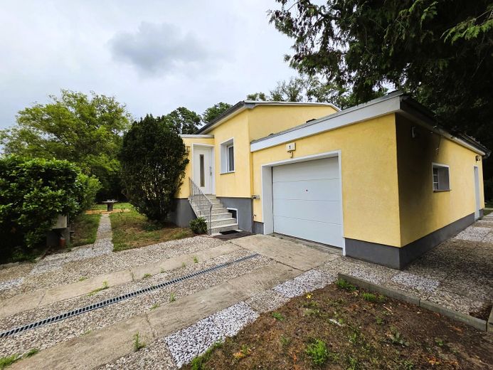 Mehrgenerationenhaus 371 m², Waldidyll am Flughafensee + Aufstockungspotenzial um 155 m² – Eingangsbereich + Garage