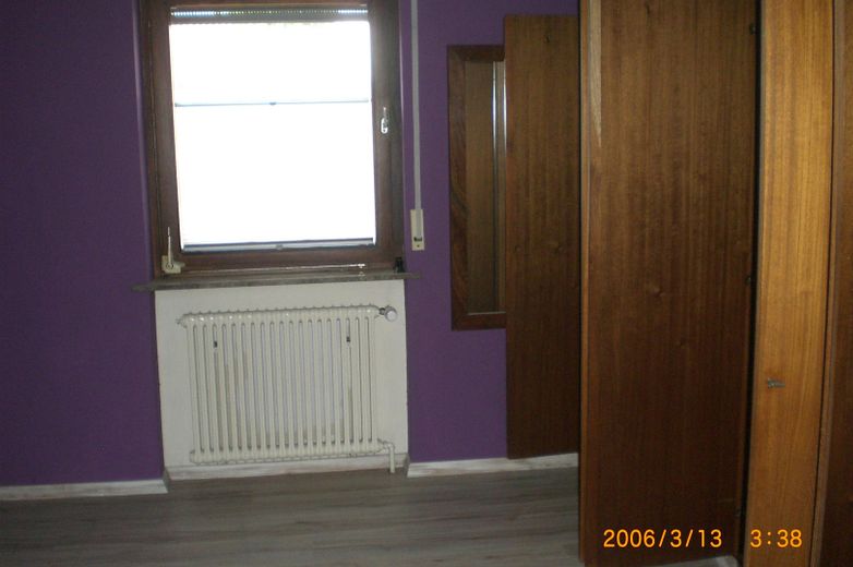 Zimmer mit Wandschränken im OG