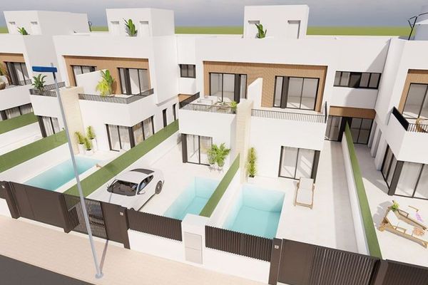 Reihenhaus-Villen mit 3 Schlafzimmern, 2 Bädern, Küchen mit Elektrogeräten, Privatpool und Kfz-Stellplatz