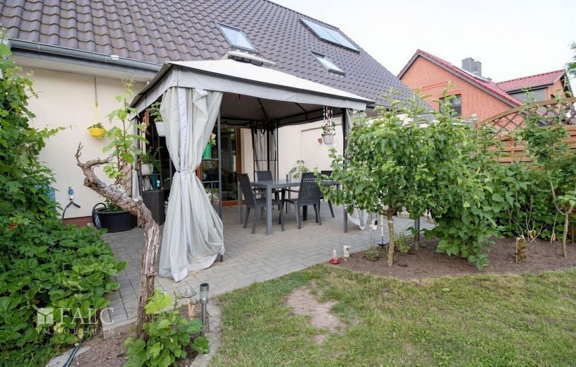 +++ Kapitalanlage mit Potenzial: Ihr Zweifamilienhaus in Ruhelage +++ – Außenansicht V Whg. 2e