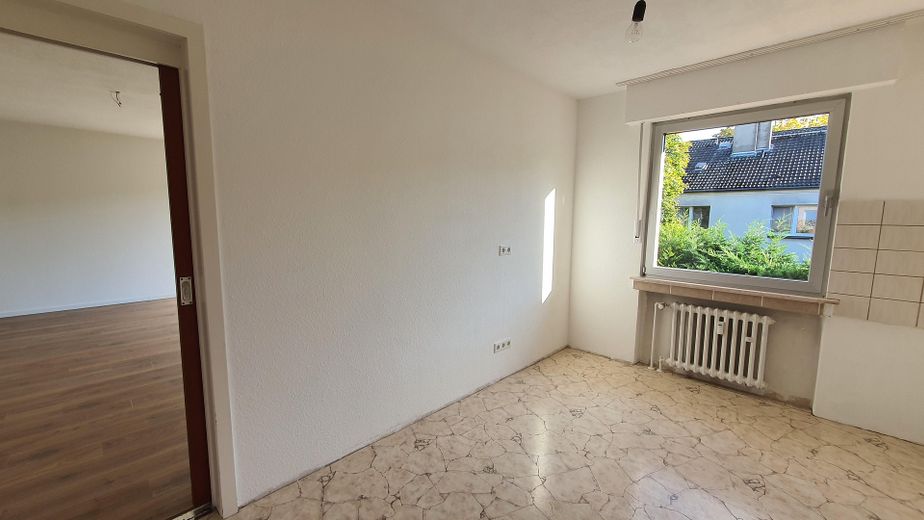 Küche; Durchgang Wohnzimmer