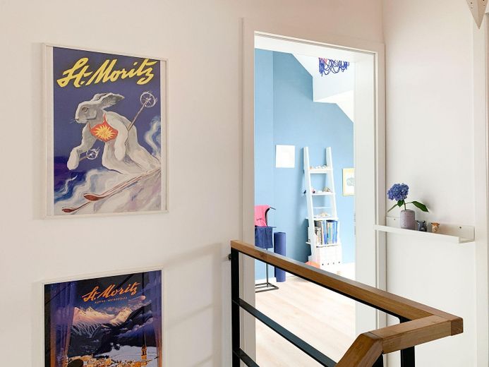 Ventana-asiento con vistas al verde, arquitectura tipo loft y bomba de calor: idilio familiar listo para entrar a vivir en Pulheim – Galerie mit Blick ins Kinderz.