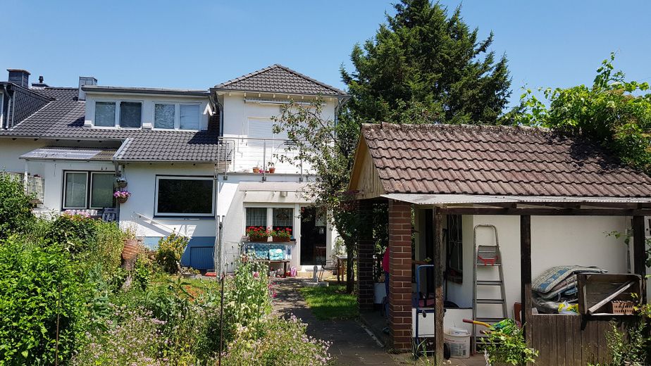 Zweifamilienrheieneckhaus mit 2 Eingängen in Köln Heimersdorf – Blick vom Garten aus