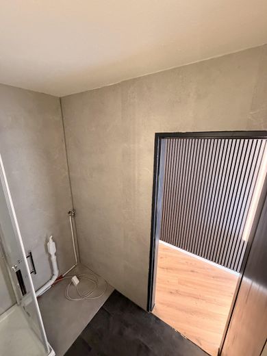 renovierte 2 Raum Wohnung mit Klima, EBK und TG Stellplatz – Bad
