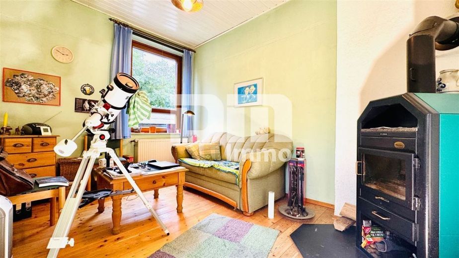 Modernisiertes Einfamilienhaus auf riesigem Grundstück mit Carport und Nebengebäude – EG Gästezimmer / Büro mit Kamin wasserführend