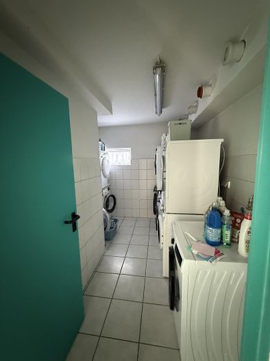 Helle 3-Zimmer-Erdgeschosswohnung mit Terrasse – Waschraum